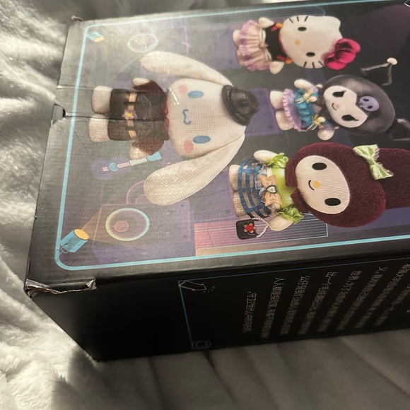 RESERVED Cinnamoroll x Cyberpunk Collectors Edition Plush - Picture 6 of 6